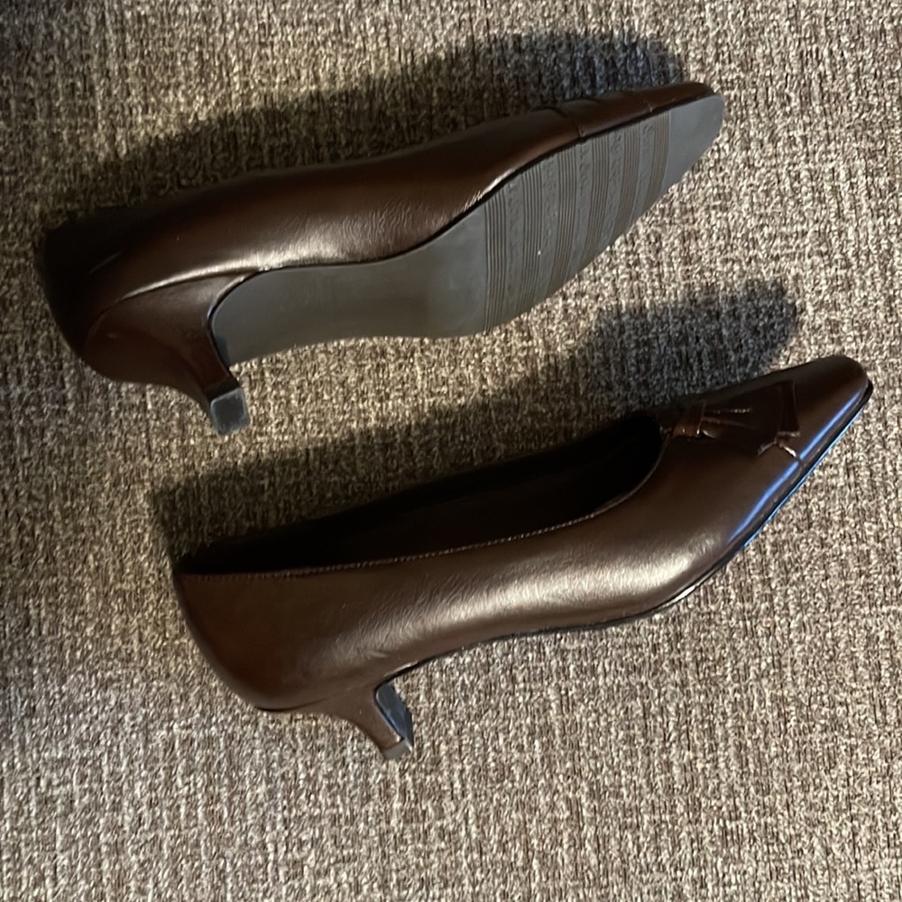 Dark brown pump with bow